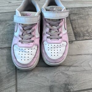 Nike Kids White and Light Pink Velcro Low-Top Sneakers